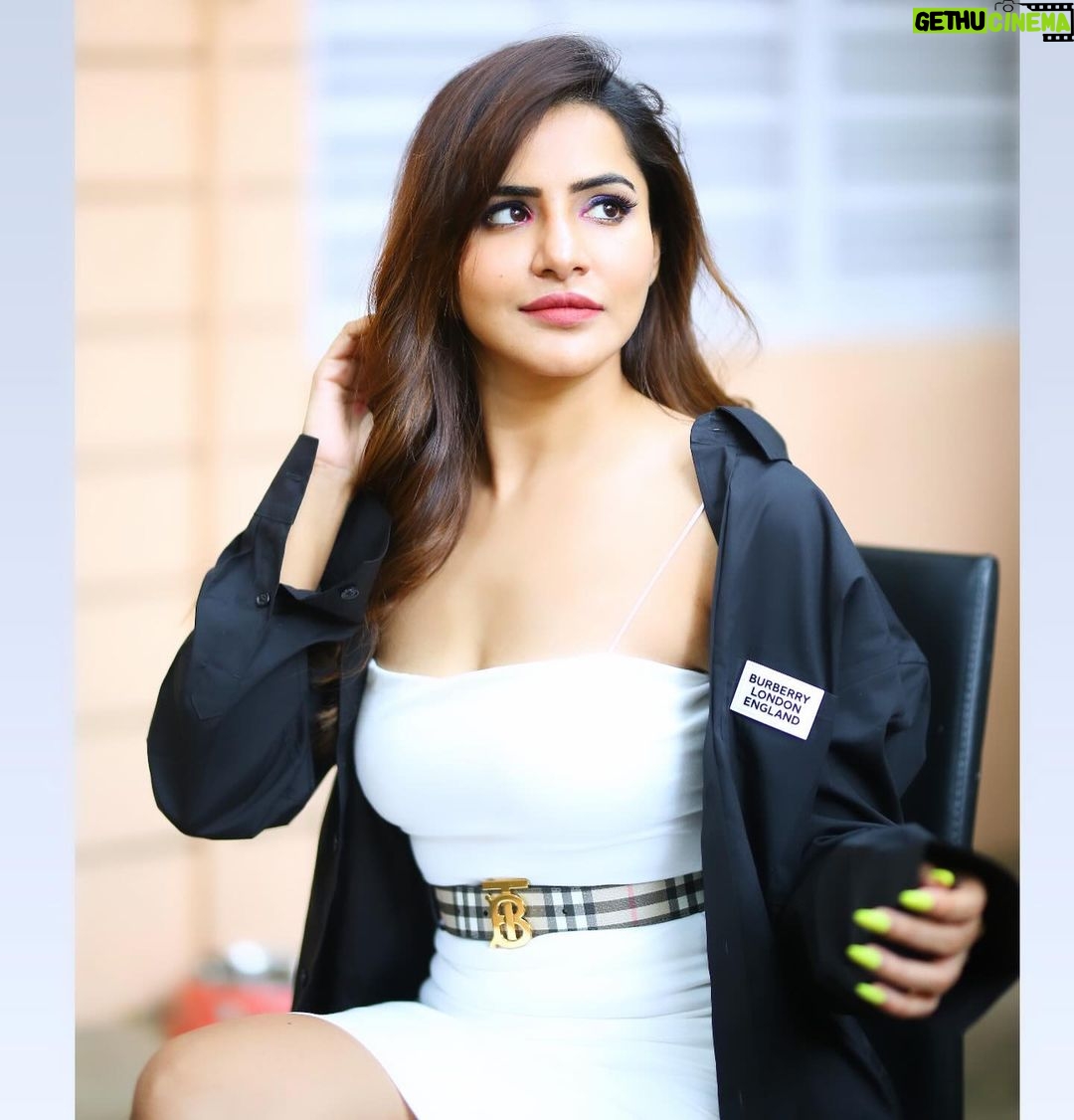 Ashu Reddy Instagram - Thursday's are for throwbacks ✌️👻🤓 #ashureddy #whitelittledress #causalstyle #coloredhair #tbt 💯