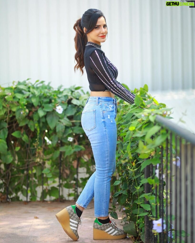 Ashu Reddy Instagram - I'm in love with the shape of you 💯💖 #ashureddy #bluejeans #weekdaycasuals 💯 @hairstylistravi @naveen_photography_official 🙂✌️