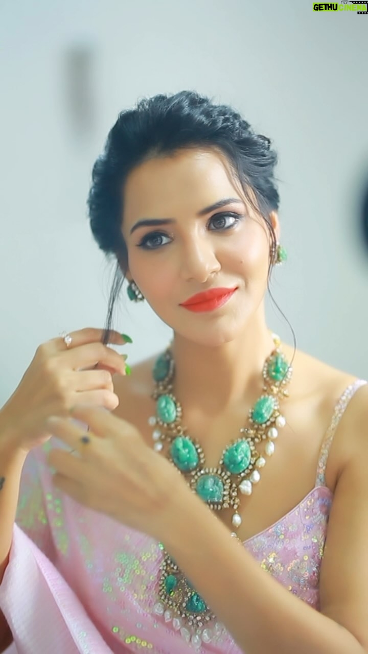 Ashu Reddy Instagram - Relentlessly elegant..💖 #ashureddy #DiwaliLook #Diwali2023 #celebratelife Jewellery- @thediamondstoreby_chandubhai 💛⭐️ Saree- @neerusindia Hairstylist - @hairstylistravi ❤️ Photographer - @naveen_photography_official 🥳