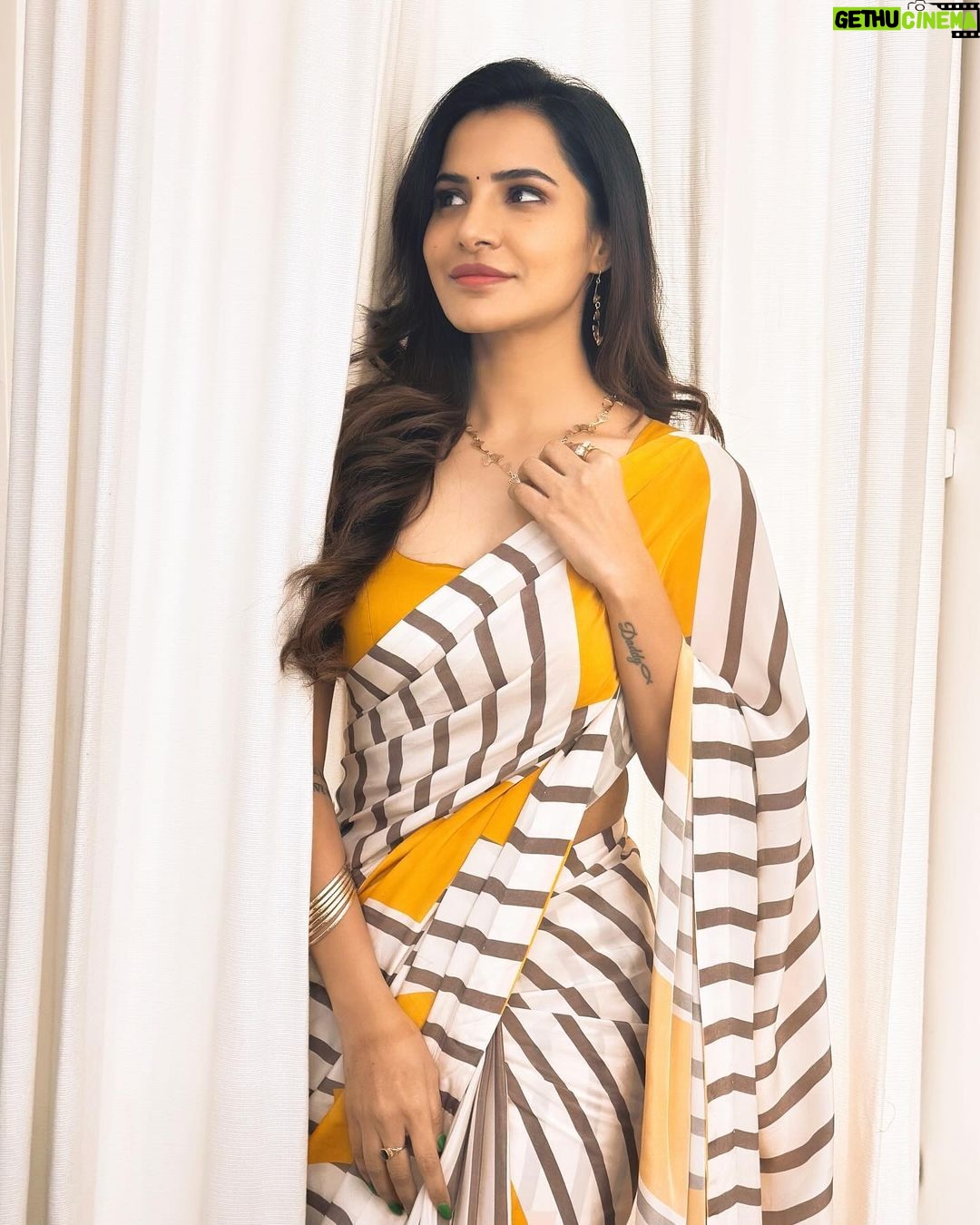 Ashu Reddy Instagram - Hello yellow!⭐️💛 #ashureddy #sareefeels #shootmode #yevam #comingsoon #worklife
