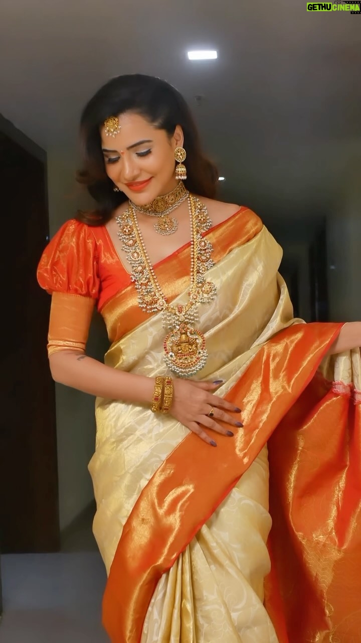 Ashu Reddy Instagram - Happy Dussera everyone ❤️❤️ #ashureddy @vegasri_goldanddiamonds #jewellerycollab @aurobella_hairandmakeupstudio @naveen_photography_official #dusseravibes 🎊