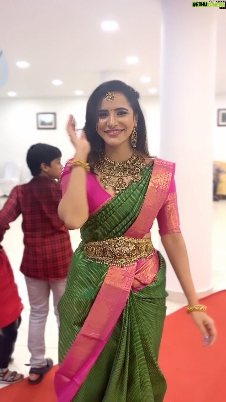 Ashu Reddy Instagram - Pattucheera😍❤️ #ashureddy #sareefeels #candothiscandothat 🩵 @vegasri_goldanddiamonds #jewellerycollab @rajusai7896 thank you for this perfect stitch 🩵👌🏻 @aurobella_hairandmakeupstudio ❤️❤️