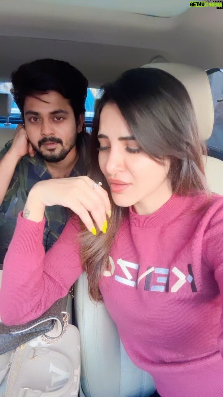 Ashu Reddy Instagram - Get her back to the game BiggBoss! we love you subbu!! 😊❤️ #ashureddy #subbuissocute #bb7 #cutemoments @bharath_kanth 😄