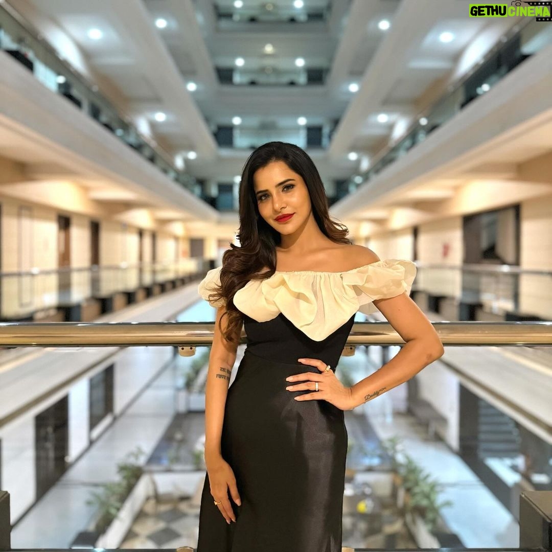 Ashu Reddy Instagram - Dressed up like my favorite black coffee on the last day of 2023!! ❤️🥳 #ashureddy #bye2023 #thankfulheart #workmode #hosting #eventtime #kakinada #YKconcert Hair and PC- @hairstylistravi 😊🧡 Kakinada