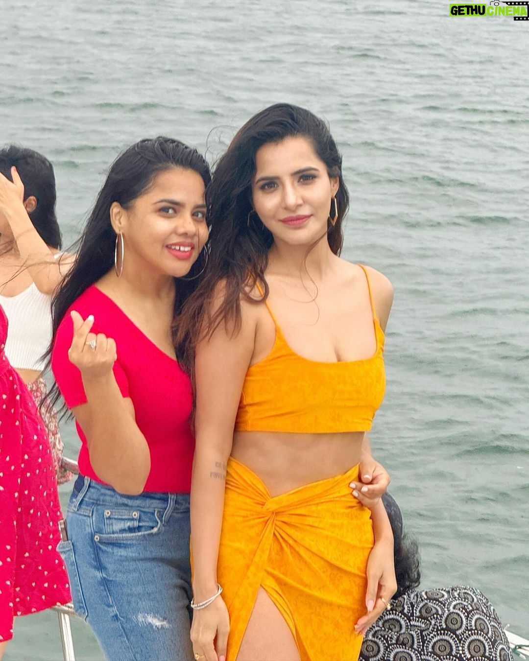 Ashu Reddy Instagram - Aaaaaaand it's a wrap of a wonderful trip to Miamiiii🔥🧡 #ashureddy #2023 #holidayfun #workhardplayhard #friendslikefamily embarrassing you guys here @siva_jayant @pavanseemakurti @deepaliiirajput @__dishareddy__ @srujanaturaga @tarun__nukala @sanjev619 🤭😛🤷🏻♀️🤪 Miami, Florida