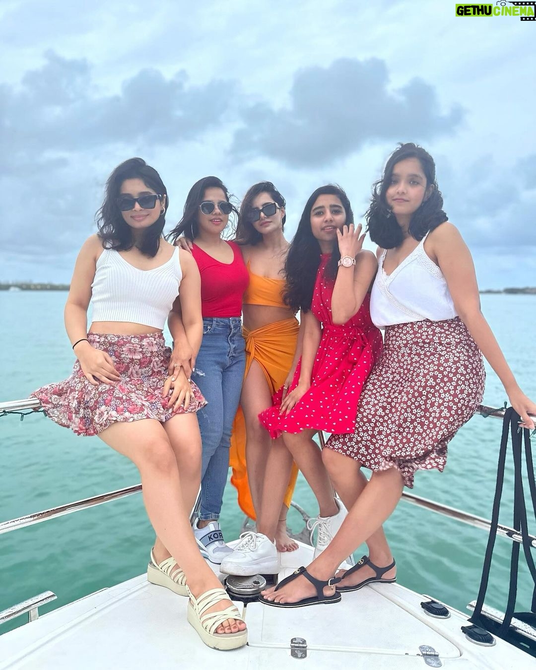 Ashu Reddy Instagram - Aaaaaaand it's a wrap of a wonderful trip to Miamiiii🔥🧡 #ashureddy #2023 #holidayfun #workhardplayhard #friendslikefamily embarrassing you guys here @siva_jayant @pavanseemakurti @deepaliiirajput @__dishareddy__ @srujanaturaga @tarun__nukala @sanjev619 🤭😛🤷🏻♀️🤪 Miami, Florida