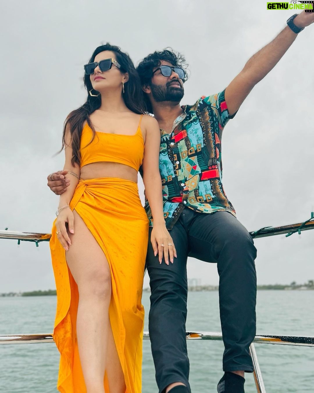 Ashu Reddy Instagram - Aaaaaaand it's a wrap of a wonderful trip to Miamiiii🔥🧡 #ashureddy #2023 #holidayfun #workhardplayhard #friendslikefamily embarrassing you guys here @siva_jayant @pavanseemakurti @deepaliiirajput @__dishareddy__ @srujanaturaga @tarun__nukala @sanjev619 🤭😛🤷🏻♀️🤪 Miami, Florida