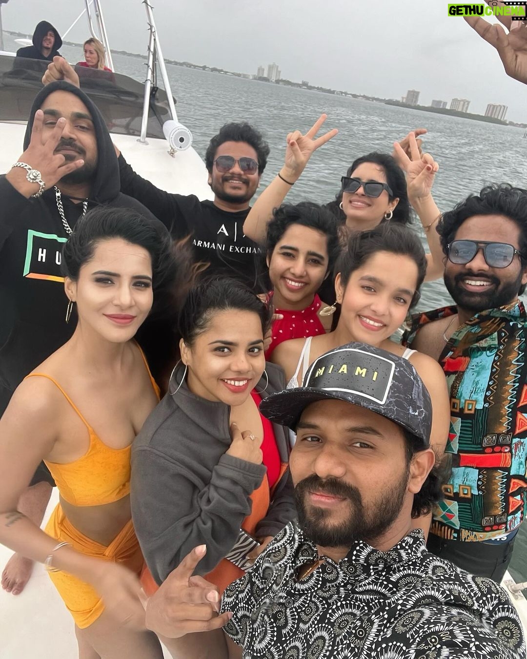 Ashu Reddy Instagram - Aaaaaaand it's a wrap of a wonderful trip to Miamiiii🔥🧡 #ashureddy #2023 #holidayfun #workhardplayhard #friendslikefamily embarrassing you guys here @siva_jayant @pavanseemakurti @deepaliiirajput @__dishareddy__ @srujanaturaga @tarun__nukala @sanjev619 🤭😛🤷🏻♀️🤪 Miami, Florida