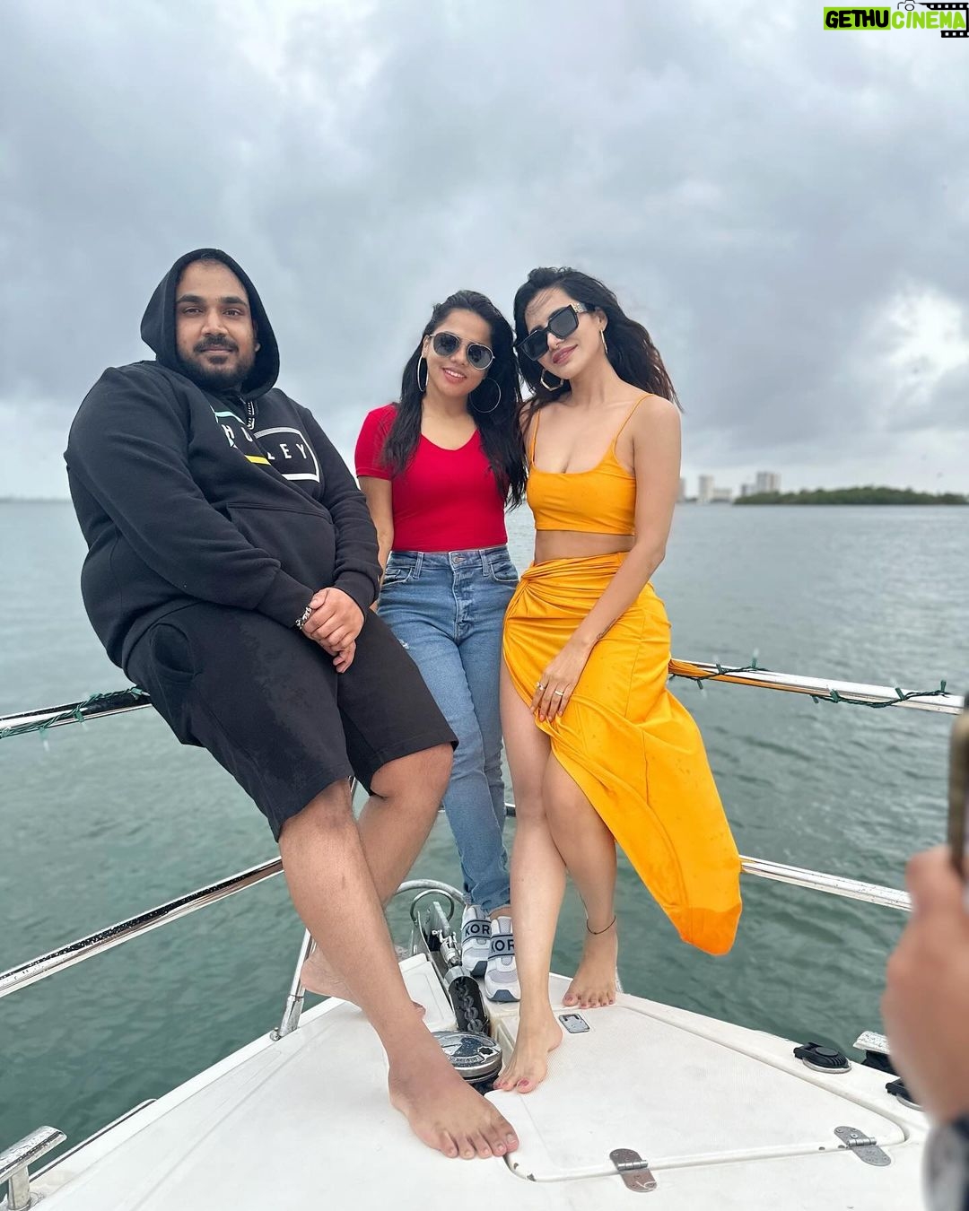 Ashu Reddy Instagram - Aaaaaaand it's a wrap of a wonderful trip to Miamiiii🔥🧡 #ashureddy #2023 #holidayfun #workhardplayhard #friendslikefamily embarrassing you guys here @siva_jayant @pavanseemakurti @deepaliiirajput @__dishareddy__ @srujanaturaga @tarun__nukala @sanjev619 🤭😛🤷🏻♀️🤪 Miami, Florida