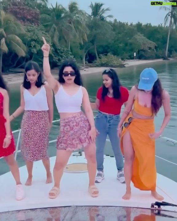 Ashu Reddy Instagram - Aaaaaaand it's a wrap of a wonderful trip to Miamiiii🔥🧡 #ashureddy #2023 #holidayfun #workhardplayhard #friendslikefamily embarrassing you guys here @siva_jayant @pavanseemakurti @deepaliiirajput @__dishareddy__ @srujanaturaga @tarun__nukala @sanjev619 🤭😛🤷🏻♀️🤪 Miami, Florida