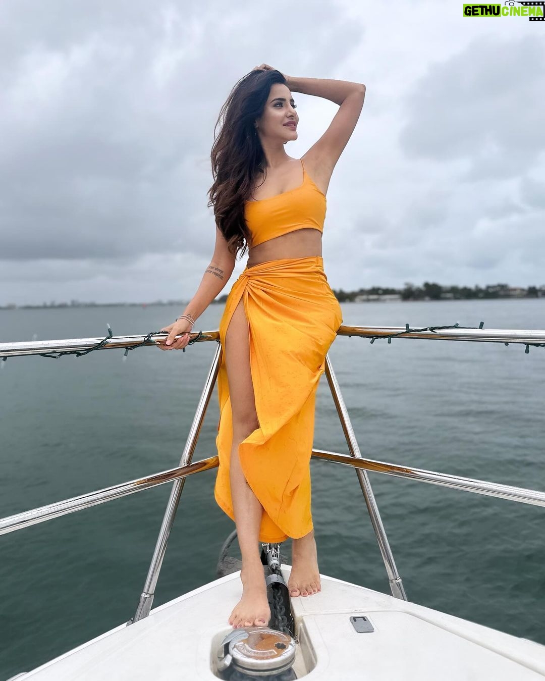 Ashu Reddy Instagram - Live the moment..!!🔥🧡 #ashureddy #miamibeach #goodvibes #holidayseason pc @siva_jayant @pavanseemakurti ❤️ Miami, Florida