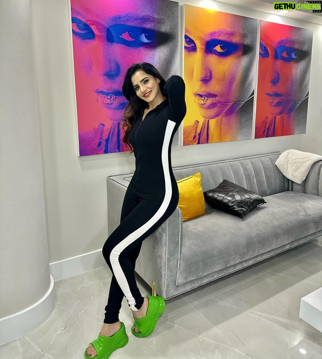 Ashu Reddy Instagram - Hello Saturday!! ๐งก #ashureddy #casualdayout #jumpsuitgirl #bestylisheveryday ๐ Miami, Florida