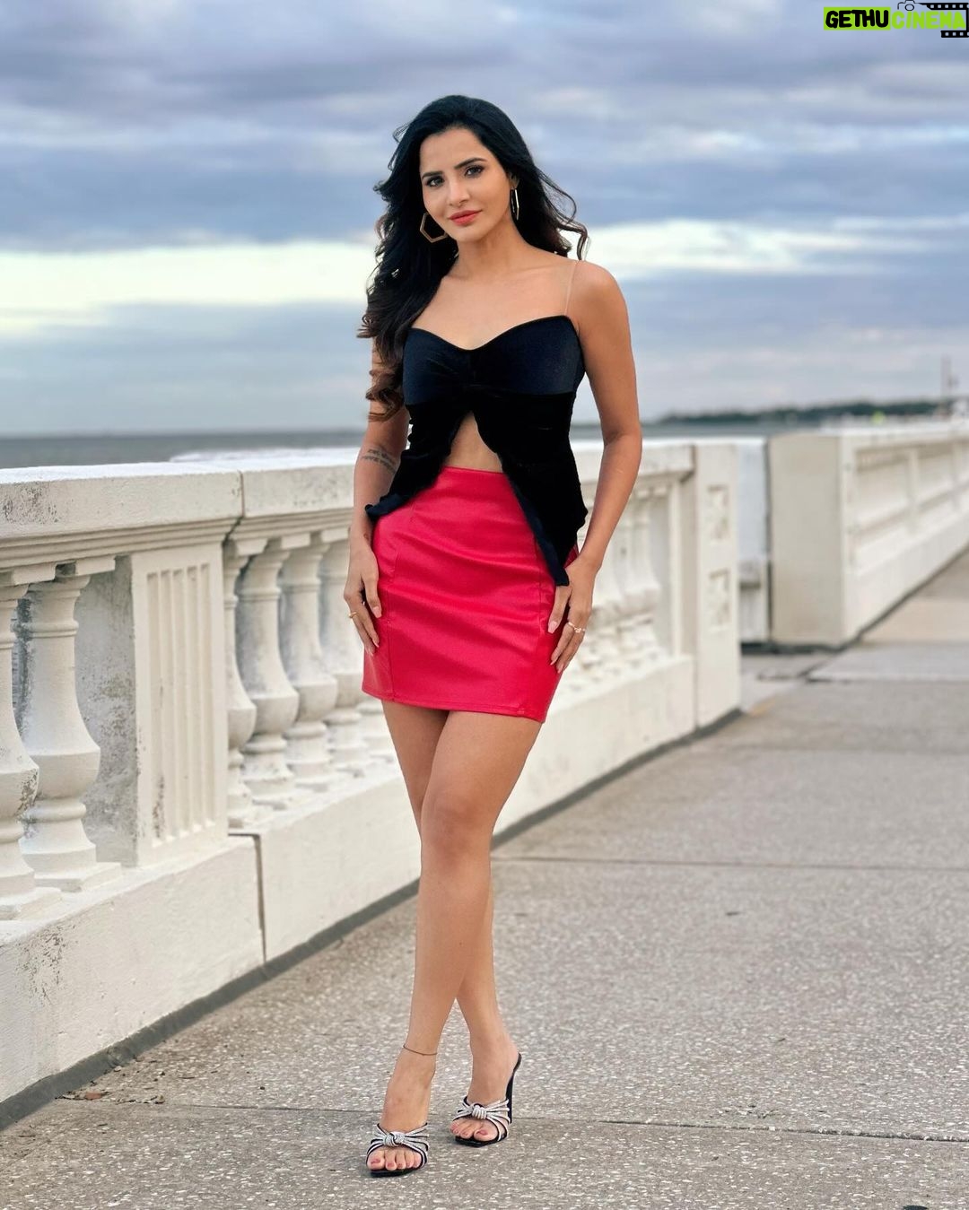 Ashu Reddy Instagram - Paint the town red..!! 🔥❤️ #ashureddy #weekendstyle #beboldbeyou 😎 @siva_jayant 📸 Tampa, Florida