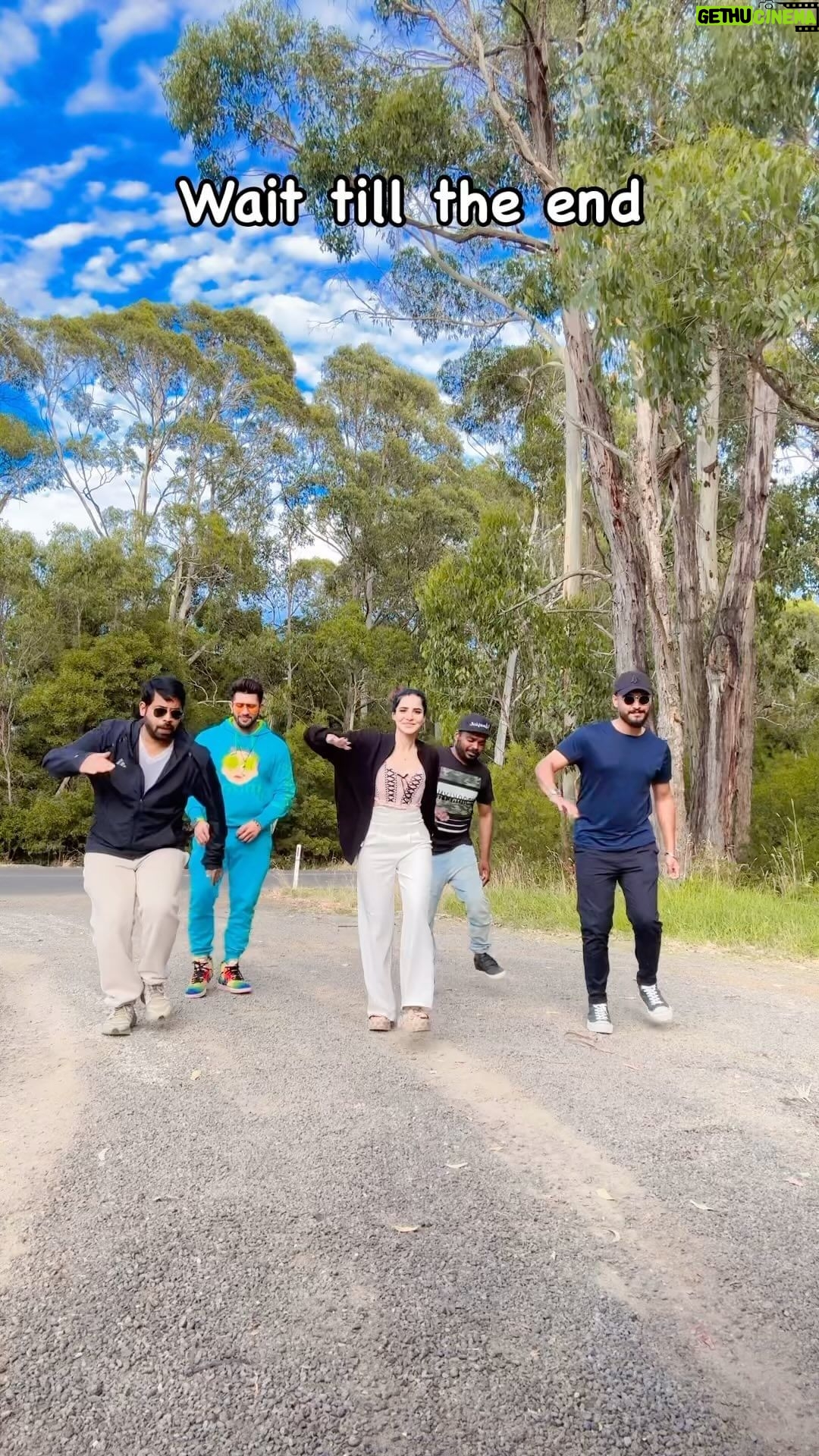 Ashu Reddy Instagram - The wonderful performances😂 #ashureddy #reelsforfun #travelfun #throwbacktrip #friendsgatherings 💁🏻♀️🧘😂 @joshapp.telugu @officialjoshapp
