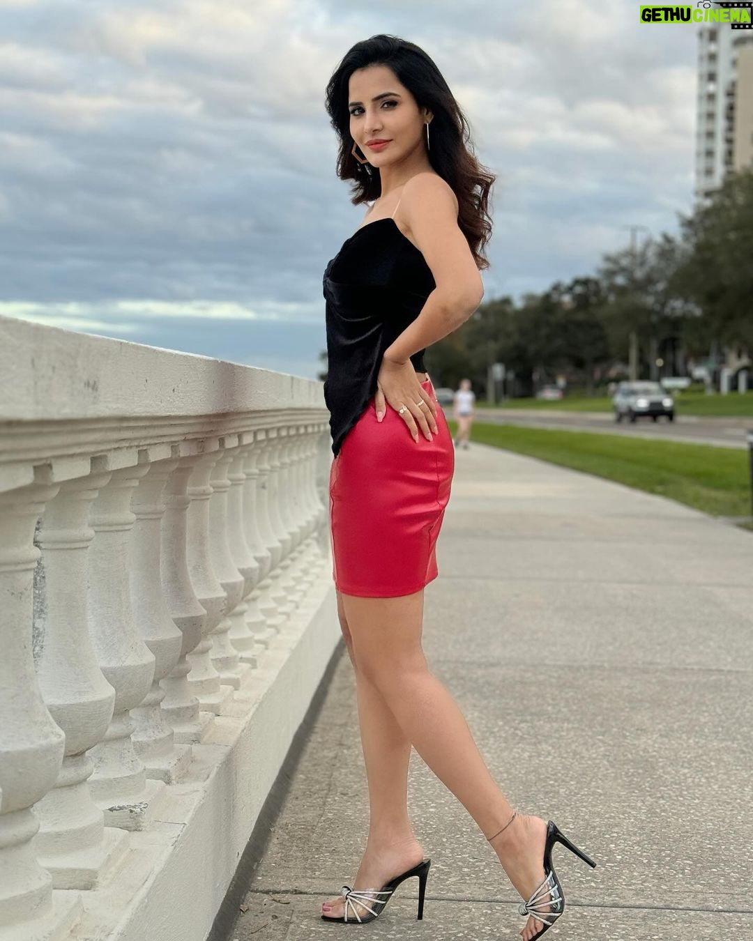 Ashu Reddy Instagram - Paint the town red..!! 🔥❤️ #ashureddy #weekendstyle #beboldbeyou 😎 @siva_jayant 📸 Tampa, Florida