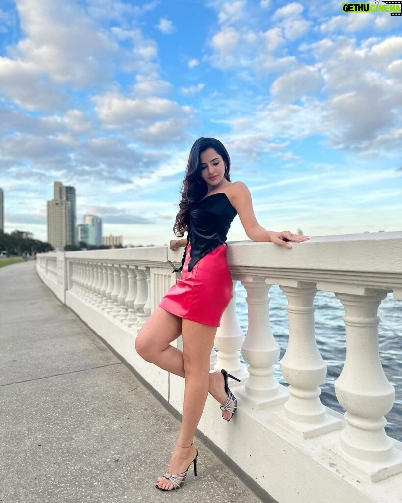 Ashu Reddy Instagram - Paint the town red..!! 🔥❤️ #ashureddy #weekendstyle #beboldbeyou 😎 @siva_jayant 📸 Tampa, Florida