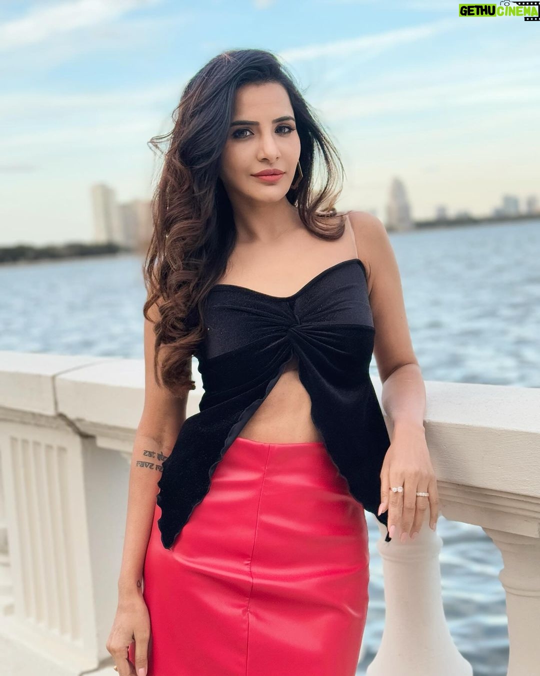 Ashu Reddy Instagram - Paint the town red..!! 🔥❤️ #ashureddy #weekendstyle #beboldbeyou 😎 @siva_jayant 📸 Tampa, Florida