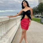 Ashu Reddy Instagram - Paint the town red..!! 🔥❤️ #ashureddy #weekendstyle #beboldbeyou 😎 @siva_jayant 📸 Tampa, Florida