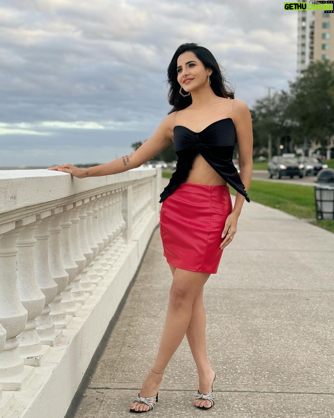 Ashu Reddy Instagram - Paint the town red..!! 🔥❤️ #ashureddy #weekendstyle #beboldbeyou 😎 @siva_jayant 📸 Tampa, Florida