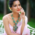 Ashu Reddy Instagram - Barbie energy 🌸🧡 #ashureddy #pinksaree #feelsgood @hairstylistravi @naveen_photography_official @thediamondstoreby_chandubhai 🎊