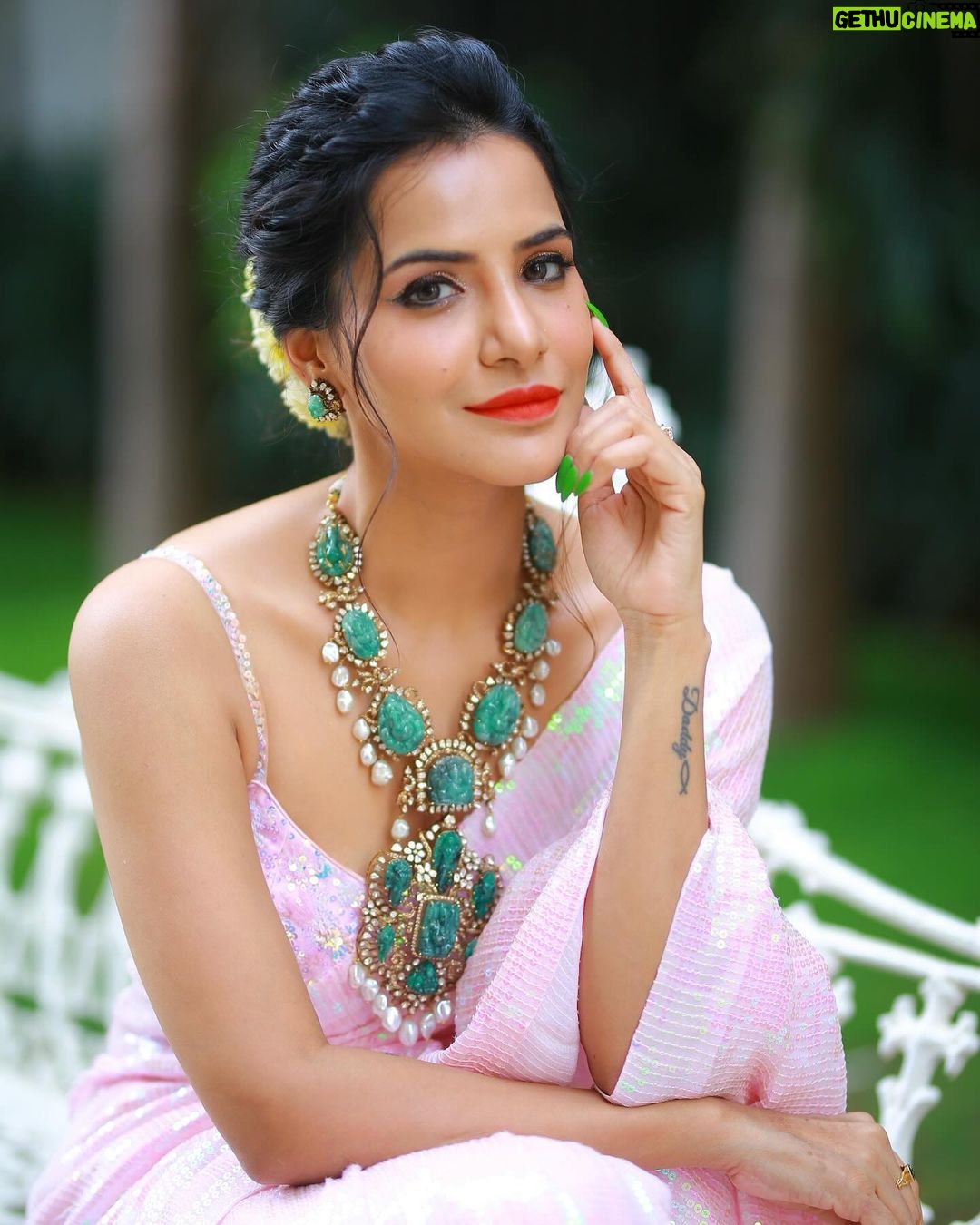 Ashu Reddy Instagram - Barbie energy πΈπ§‘ #ashureddy #pinksaree #feelsgood @hairstylistravi @naveen_photography_official @thediamondstoreby_chandubhai π