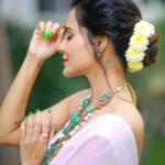 Ashu Reddy Instagram - Barbie energy 🌸🧡 #ashureddy #pinksaree #feelsgood @hairstylistravi @naveen_photography_official @thediamondstoreby_chandubhai 🎊