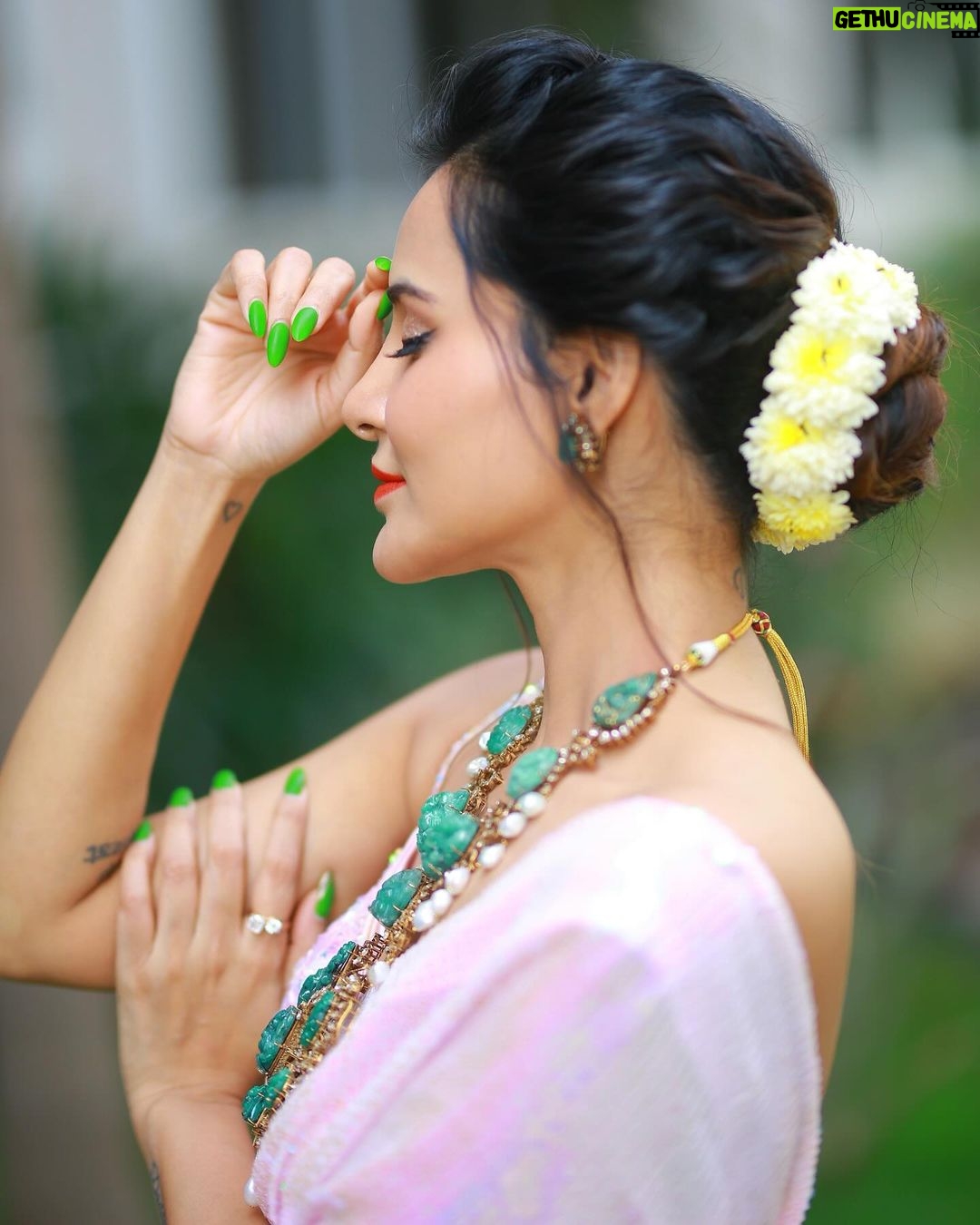 Ashu Reddy Instagram - Barbie energy πΈπ§‘ #ashureddy #pinksaree #feelsgood @hairstylistravi @naveen_photography_official @thediamondstoreby_chandubhai π