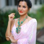 Ashu Reddy Instagram - Barbie energy 🌸🧡 #ashureddy #pinksaree #feelsgood @hairstylistravi @naveen_photography_official @thediamondstoreby_chandubhai 🎊