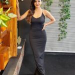 Ashu Reddy Instagram - A little warm evening is never boring 🧡 #ashureddy #blackdress #backless #beboldbeyou 🔥