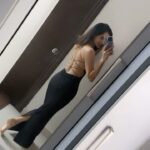 Ashu Reddy Instagram - A little warm evening is never boring 🧡 #ashureddy #blackdress #backless #beboldbeyou 🔥