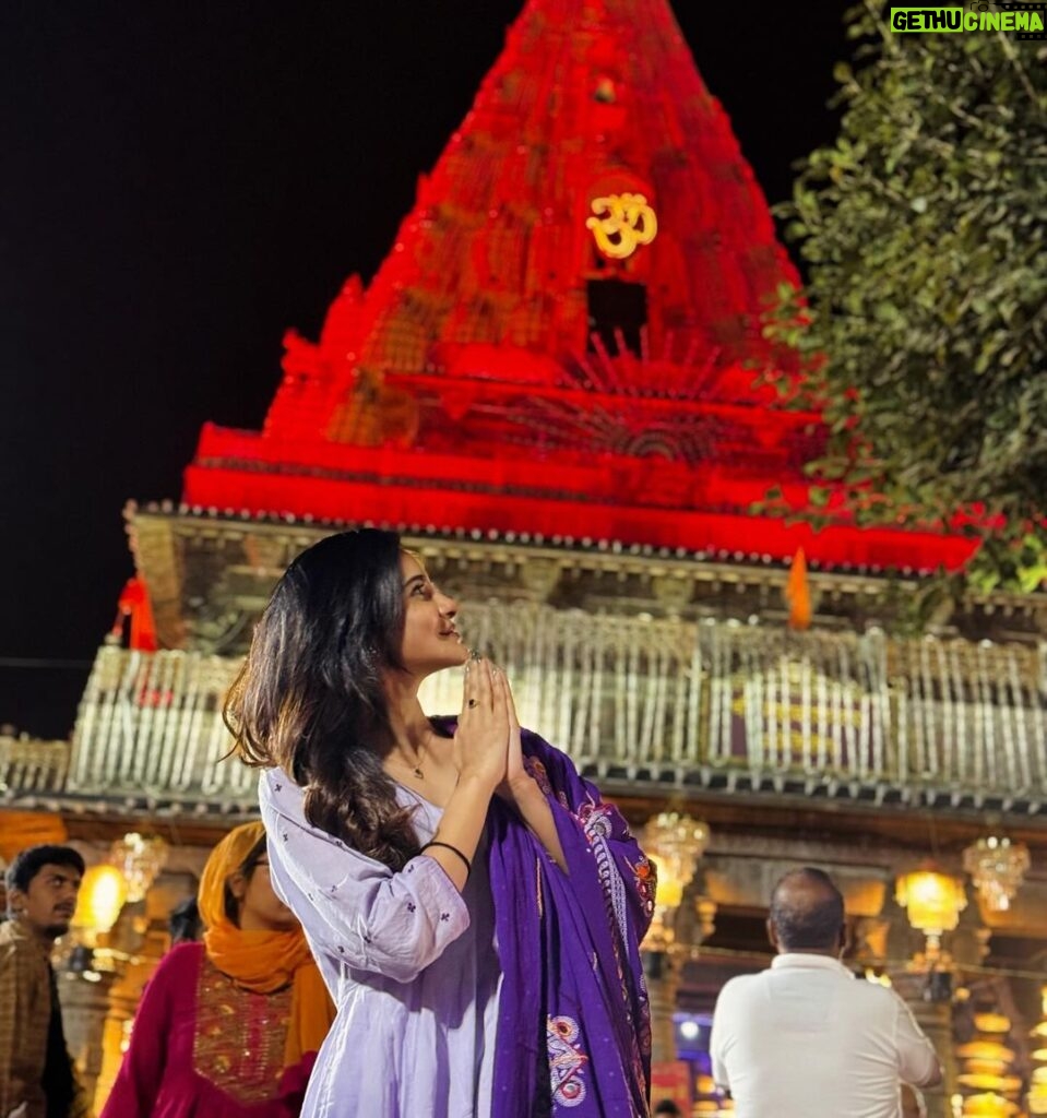 Ashu Reddy Instagram - OM NAMAH SHIVAAYA🙏🌟 Monday morning Bhasm Aarthi 🔥🙏❤ #ashureddy #mostpowerful #jyotirling #ujjain #mahakal 💥 #blessed #shivaratriweek 🙏 Mahakaleshwar Jyotirlinga