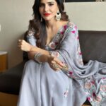 Ashu Reddy Instagram - Keep smiling, it makes people wonder what you're upto!!⭐️❤️ #ashureddy #graysaree #beboldbeyou #eventtime #workmode @hairstylistravi @rajusai7896 🧡