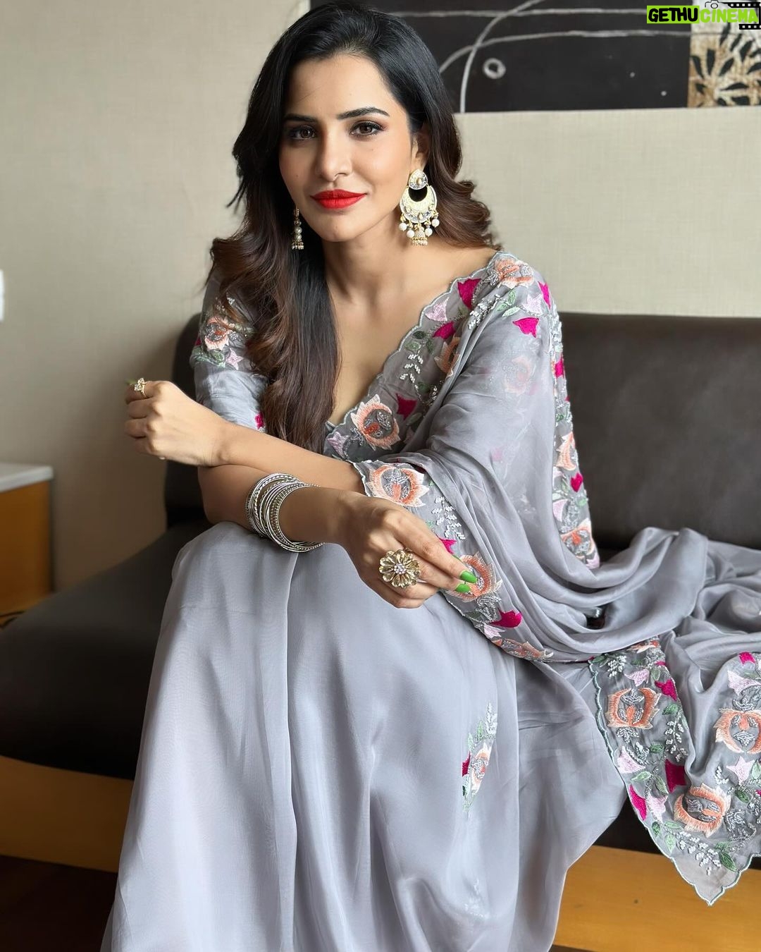 Ashu Reddy Instagram - Keep smiling, it makes people wonder what you're upto!!⭐️❤️ #ashureddy #graysaree #beboldbeyou #eventtime #workmode @hairstylistravi @rajusai7896 🧡