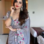 Ashu Reddy Instagram - Keep smiling, it makes people wonder what you're upto!!⭐️❤️ #ashureddy #graysaree #beboldbeyou #eventtime #workmode @hairstylistravi @rajusai7896 🧡