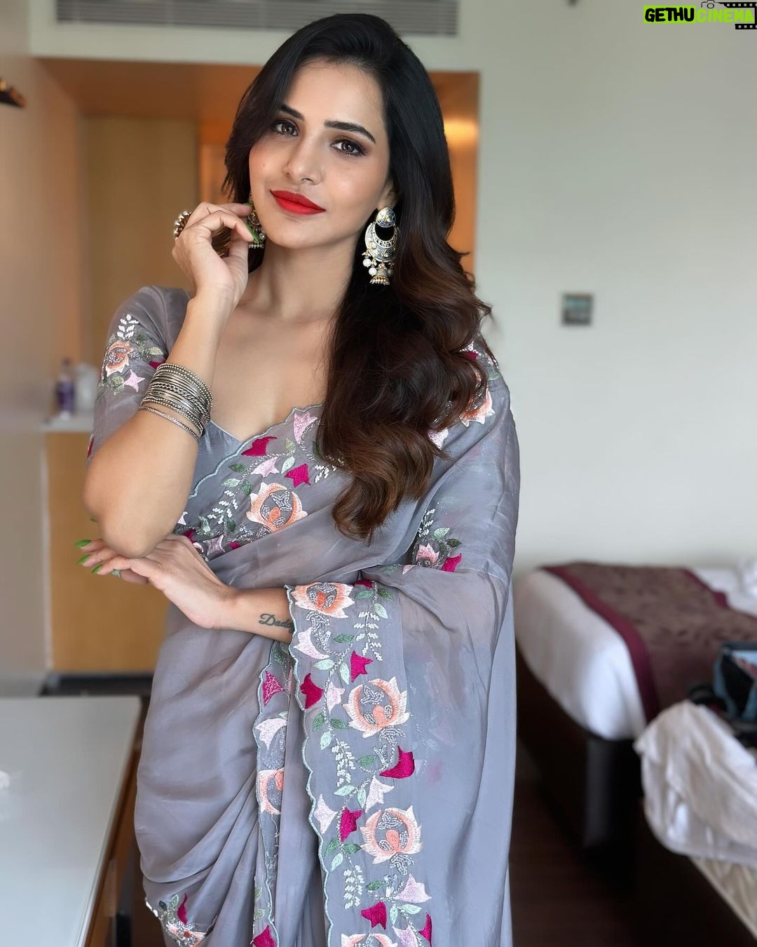 Ashu Reddy Instagram - Keep smiling, it makes people wonder what you're upto!!⭐️❤️ #ashureddy #graysaree #beboldbeyou #eventtime #workmode @hairstylistravi @rajusai7896 🧡