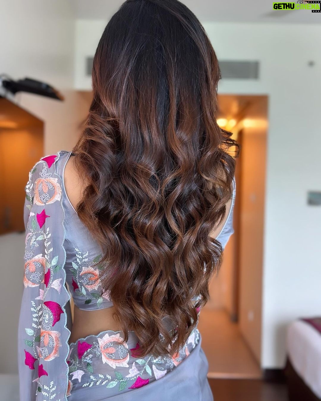 Ashu Reddy Instagram - Keep smiling, it makes people wonder what you're upto!!⭐️❤️ #ashureddy #graysaree #beboldbeyou #eventtime #workmode @hairstylistravi @rajusai7896 🧡