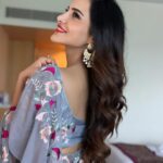 Ashu Reddy Instagram - Keep smiling, it makes people wonder what you're upto!!⭐️❤️ #ashureddy #graysaree #beboldbeyou #eventtime #workmode @hairstylistravi @rajusai7896 🧡