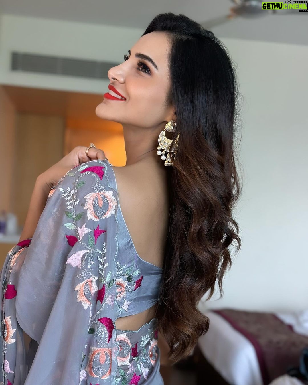 Ashu Reddy Instagram - Keep smiling, it makes people wonder what you're upto!!⭐️❤️ #ashureddy #graysaree #beboldbeyou #eventtime #workmode @hairstylistravi @rajusai7896 🧡