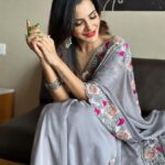 Ashu Reddy Instagram - Keep smiling, it makes people wonder what you're upto!!⭐️❤️ #ashureddy #graysaree #beboldbeyou #eventtime #workmode @hairstylistravi @rajusai7896 🧡
