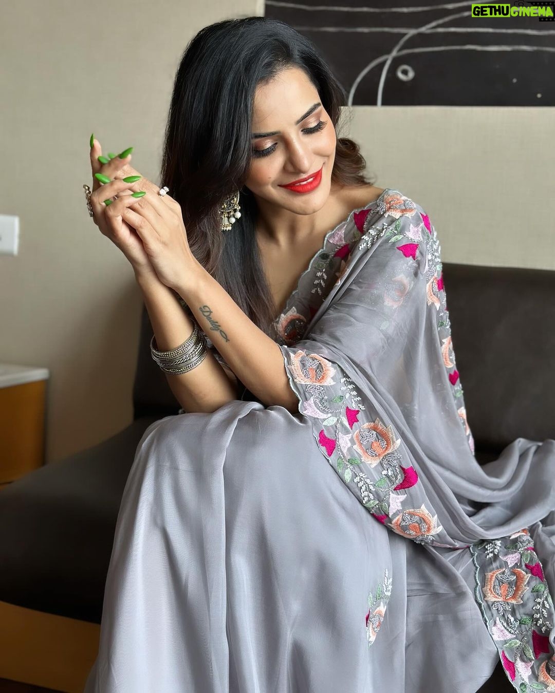 Ashu Reddy Instagram - Keep smiling, it makes people wonder what you're upto!!⭐️❤️ #ashureddy #graysaree #beboldbeyou #eventtime #workmode @hairstylistravi @rajusai7896 🧡