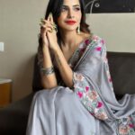 Ashu Reddy Instagram - Keep smiling, it makes people wonder what you're upto!!⭐️❤️ #ashureddy #graysaree #beboldbeyou #eventtime #workmode @hairstylistravi @rajusai7896 🧡
