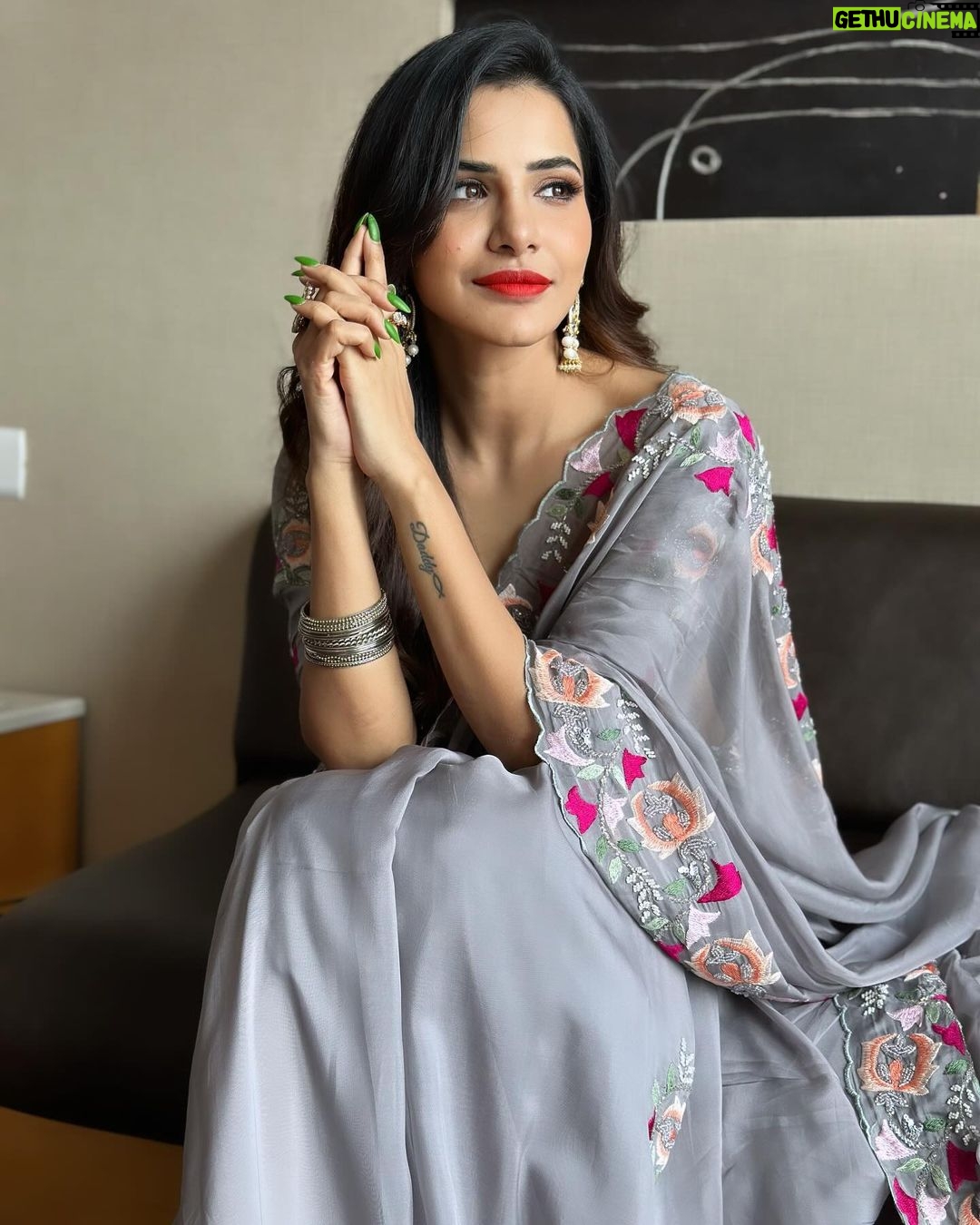 Ashu Reddy Instagram - Keep smiling, it makes people wonder what you're upto!!⭐️❤️ #ashureddy #graysaree #beboldbeyou #eventtime #workmode @hairstylistravi @rajusai7896 🧡
