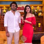 Ashu Reddy Instagram - DAAWATH SHURU CHEDAMA IKA...!!! 💯❤️ First episode out now on @peoplemediafactory YT channel, our special guest spilled some beans 🫨 @kiran_abbavaram !! Watch now to know more ⭐️💯 #ashureddy #daawathshow #kiranabbavaram #talkshow #fullmasti #entertainmentshuru #linkinbio