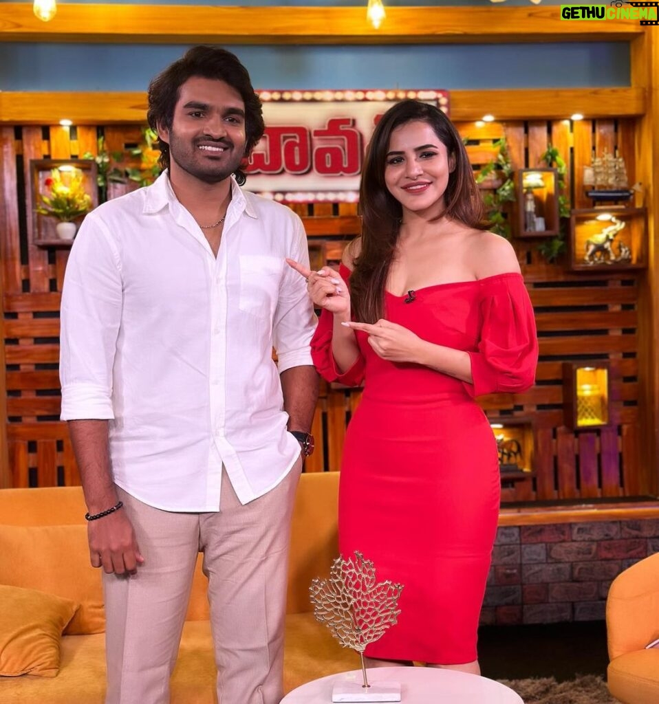 Ashu Reddy Instagram - DAAWATH SHURU CHEDAMA IKA...!!! 💯❤️ First episode out now on @peoplemediafactory YT channel, our special guest spilled some beans 🫨 @kiran_abbavaram !! Watch now to know more ⭐️💯 #ashureddy #daawathshow #kiranabbavaram #talkshow #fullmasti #entertainmentshuru #linkinbio