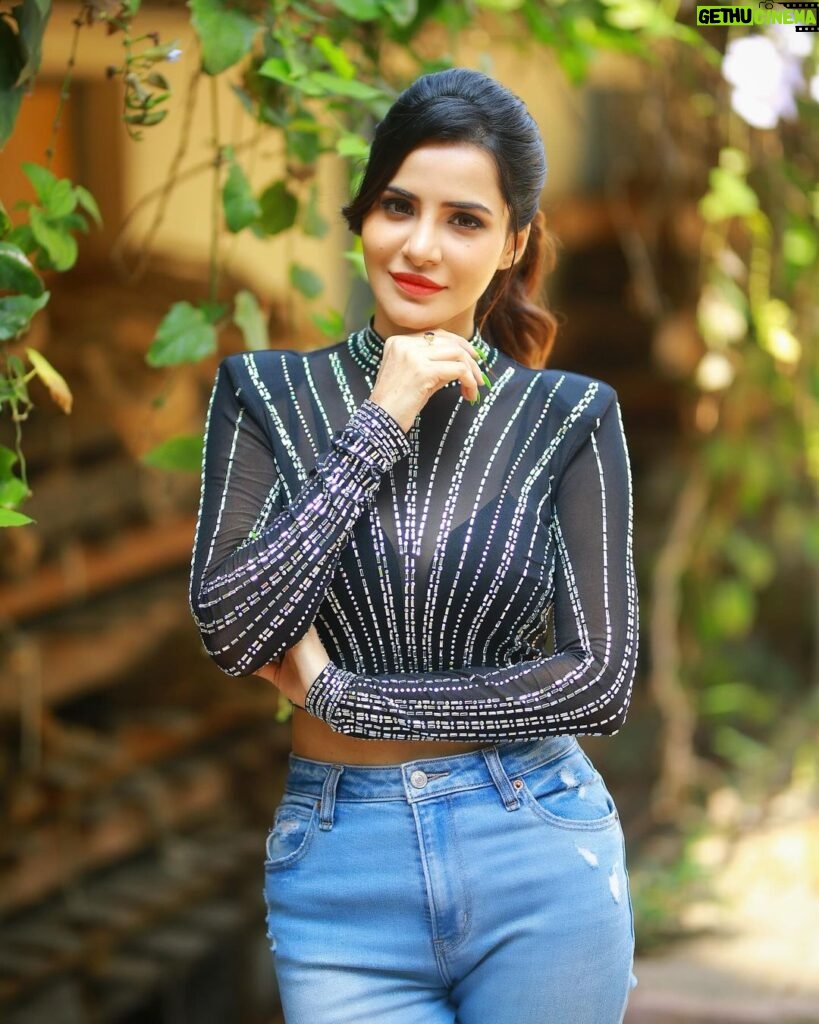 Ashu Reddy Instagram - Maybe part of loving is learning to let go ✌️⭐️❤️ #ashureddy #selfcare #randomthoughts #weekendvibes #shootmode @hairstylistravi @naveen_photography_official 💯