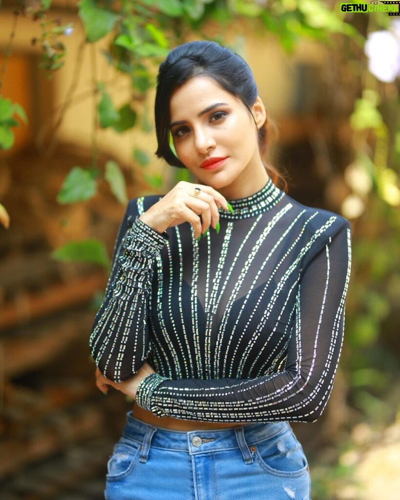 Ashu Reddy Instagram - Maybe part of loving is learning to let go ✌⭐❤ #ashureddy #selfcare #randomthoughts #weekendvibes #shootmode @hairstylistravi @naveen_photography_official 💯