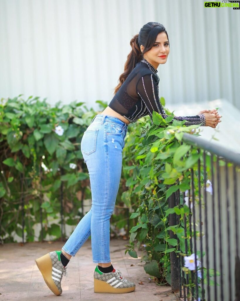 Ashu Reddy Instagram - I'm in love with the shape of you 💯💖 #ashureddy #bluejeans #weekdaycasuals 💯 @hairstylistravi @naveen_photography_official 🙂✌️