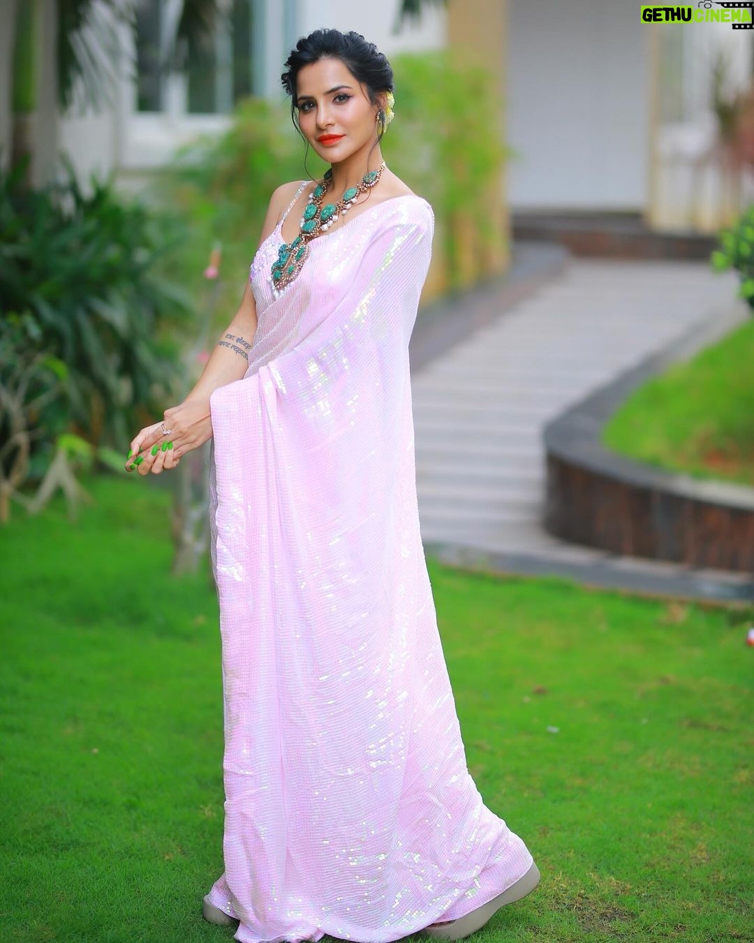 Ashu Reddy Instagram - So beautiful.. so elegant..!!π€©π #ashureddy #DiwaliLook #Diwali2023 #celebratelife Saree - @neerusindia Hairstylist - @hairstylistravi π― Photographer - @naveen_photography_official βοΈ
