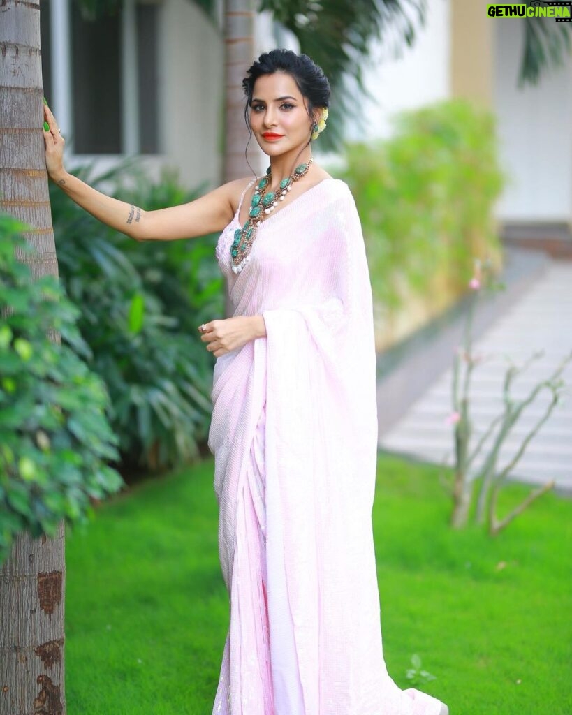 Ashu Reddy Instagram - So beautiful.. so elegant..!!🤩💖 #ashureddy #DiwaliLook #Diwali2023 #celebratelife Saree - @neerusindia Hairstylist - @hairstylistravi 💯 Photographer - @naveen_photography_official ⭐