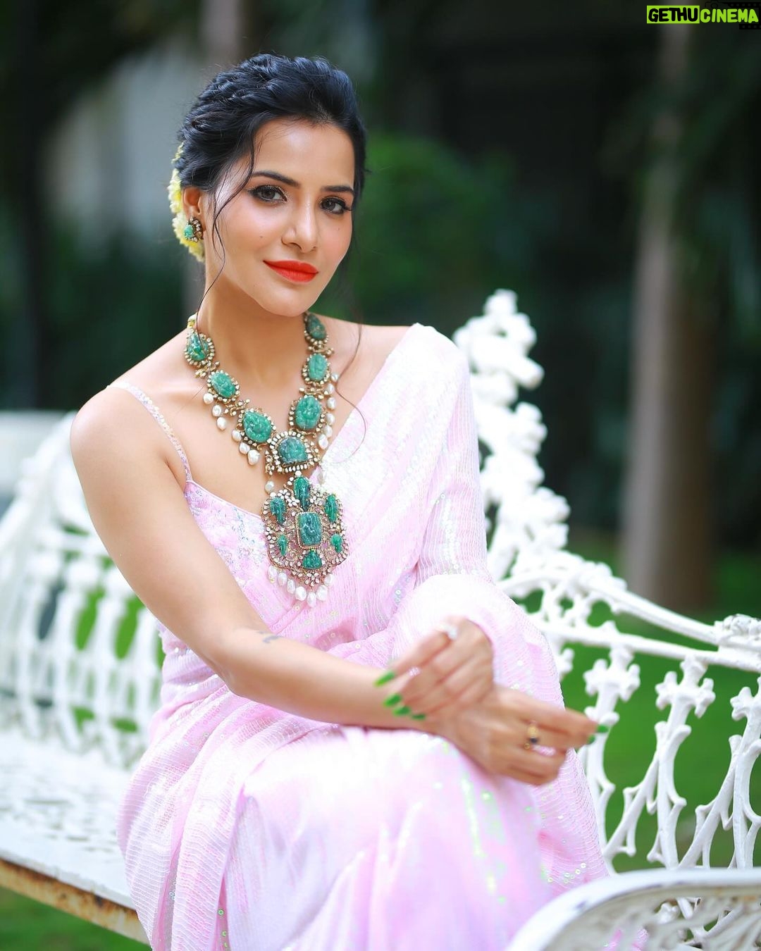 Ashu Reddy Instagram - So beautiful.. so elegant..!!π€©π #ashureddy #DiwaliLook #Diwali2023 #celebratelife Saree - @neerusindia Hairstylist - @hairstylistravi π― Photographer - @naveen_photography_official βοΈ